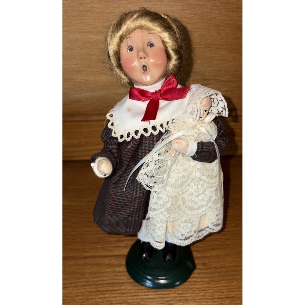 Byers’ Choice the Carolers Caroling Woman Holding Baby 1998